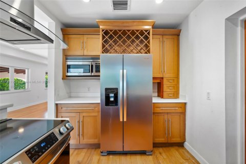 Casa en alquiler en Miami, Florida, 6 dormitorios, 309.18 m2 № 1960966 - foto 16