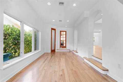 Casa en alquiler en Miami, Florida, 6 dormitorios, 309.18 m2 № 1960966 - foto 8