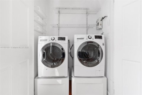 Casa en alquiler en Miami, Florida, 6 dormitorios, 309.18 m2 № 1960966 - foto 21