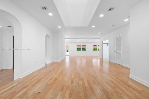 Casa en alquiler en Miami, Florida, 6 dormitorios, 309.18 m2 № 1960966 - foto 4