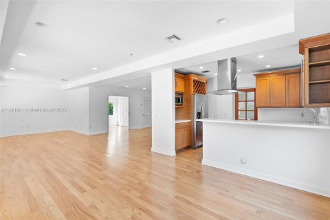 Casa en alquiler en Miami, Florida, 6 dormitorios, 309.18 m2 № 1960966 - foto 11