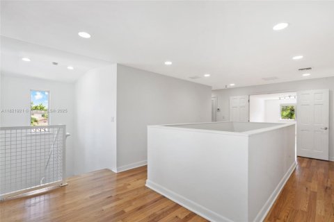 Casa en alquiler en Miami, Florida, 6 dormitorios, 309.18 m2 № 1960966 - foto 23