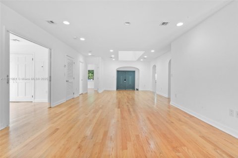 Casa en alquiler en Miami, Florida, 6 dormitorios, 309.18 m2 № 1960966 - foto 5