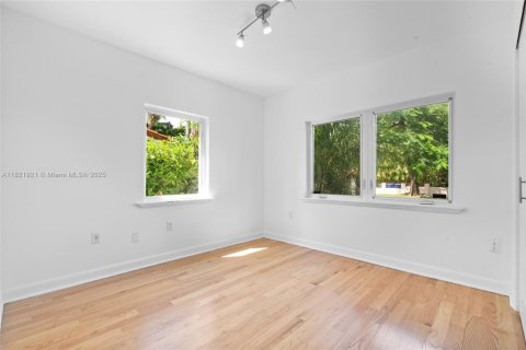 Casa en alquiler en Miami, Florida, 6 dormitorios, 309.18 m2 № 1960966 - foto 17