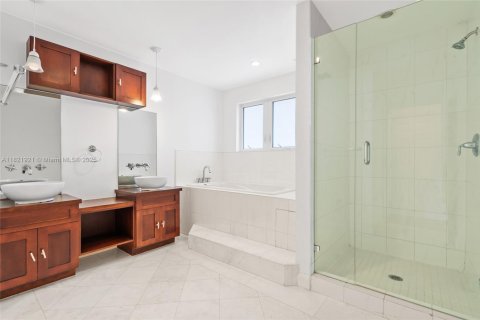 Casa en alquiler en Miami, Florida, 6 dormitorios, 309.18 m2 № 1960966 - foto 28