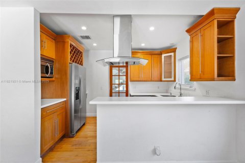 Casa en alquiler en Miami, Florida, 6 dormitorios, 309.18 m2 № 1960966 - foto 12