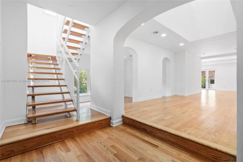 Casa en alquiler en Miami, Florida, 6 dormitorios, 309.18 m2 № 1960966 - foto 6