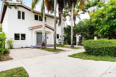 Casa en alquiler en Miami, Florida, 6 dormitorios, 309.18 m2 № 1960966 - foto 2