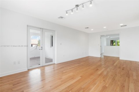 Casa en alquiler en Miami, Florida, 6 dormitorios, 309.18 m2 № 1960966 - foto 26