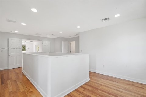 Casa en alquiler en Miami, Florida, 6 dormitorios, 309.18 m2 № 1960966 - foto 27