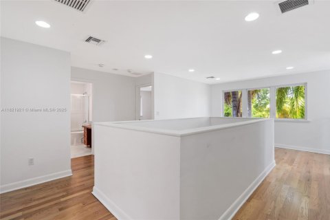 Casa en alquiler en Miami, Florida, 6 dormitorios, 309.18 m2 № 1960966 - foto 30