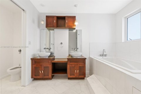 Casa en alquiler en Miami, Florida, 6 dormitorios, 309.18 m2 № 1960966 - foto 29