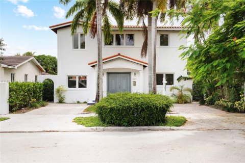 Casa en alquiler en Miami, Florida, 6 dormitorios, 309.18 m2 № 1960966 - foto 1