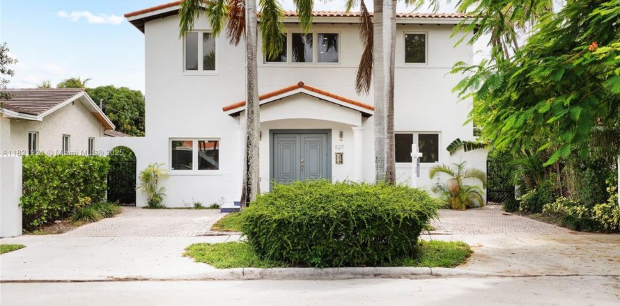Casa en Miami, Florida 6 dormitorios, 309.18 m2 № 1960966