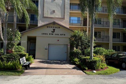 Copropriété à louer à Pembroke Pines, Floride: 2 chambres, 105.63 m2 № 1987522 - photo 1