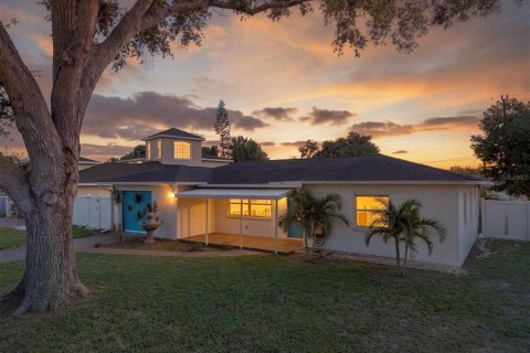 Casa en Saint Petersburg, Florida 2 dormitorios, 124.02 m2 № 2383377