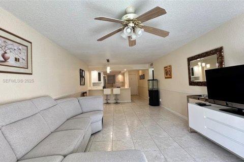 Copropriété à vendre à Lauderhill, Floride: 1 chambre, 91.14 m2 № 1994112 - photo 2