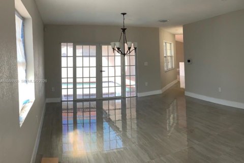 Casa en alquiler en Miami, Florida, 3 dormitorios, 187.29 m2 № 2010582 - foto 4