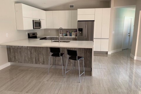 Casa en alquiler en Miami, Florida, 3 dormitorios, 187.29 m2 № 2010582 - foto 7