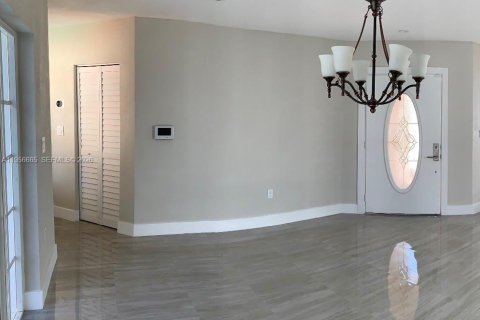 Casa en alquiler en Miami, Florida, 3 dormitorios, 187.29 m2 № 2010582 - foto 3