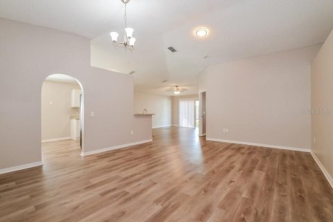 Villa ou maison à louer à Apopka, Floride: 3 chambres, 147.9 m2 № 2415544 - photo 5
