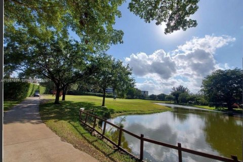 Copropriété à vendre à Pembroke Pines, Floride: 2 chambres, 101.26 m2 № 2011447 - photo 17