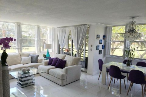 Copropriété à vendre à Pembroke Pines, Floride: 2 chambres, 101.26 m2 № 2011447 - photo 26