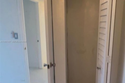 Copropriété à vendre à Pembroke Pines, Floride: 2 chambres, 101.26 m2 № 2011447 - photo 23