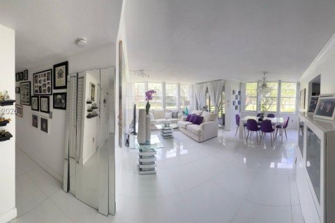 Copropriété à vendre à Pembroke Pines, Floride: 2 chambres, 101.26 m2 № 2011447 - photo 2