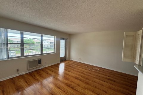 Condo in West Palm Beach, Florida, 1 bedroom  № 2040536 - photo 2