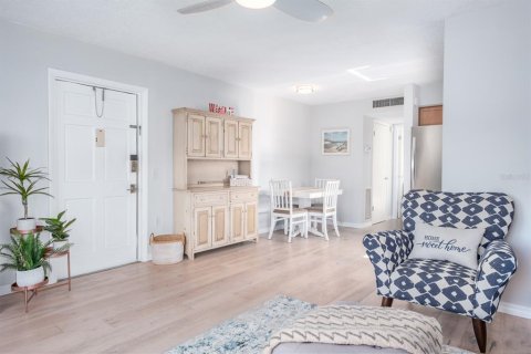 Condo in Saint Pete Beach, Florida, 1 bedroom  № 2330653 - photo 12