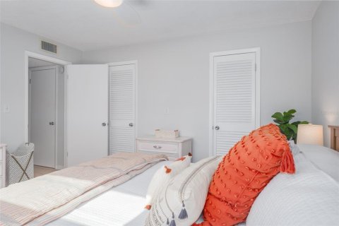 Condo in Saint Pete Beach, Florida, 1 bedroom  № 2330653 - photo 22