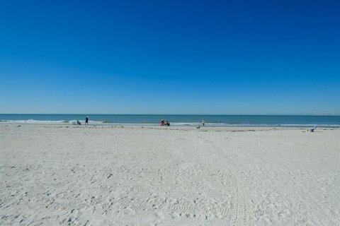 Condo in Saint Pete Beach, Florida, 1 bedroom  № 2330653 - photo 27