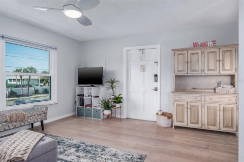 Condo in Saint Pete Beach, Florida, 1 bedroom  № 2330653 - photo 7