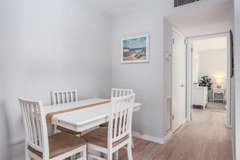 Condo in Saint Pete Beach, Florida, 1 bedroom  № 2330653 - photo 15