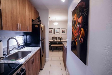 Condo in South Miami, Florida, 1 bedroom  № 1871809 - photo 12