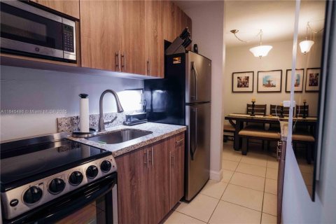 Condo in South Miami, Florida, 1 bedroom  № 1871809 - photo 13