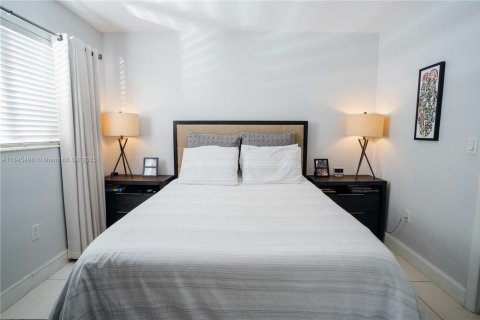 Condo in South Miami, Florida, 1 bedroom  № 1871809 - photo 15