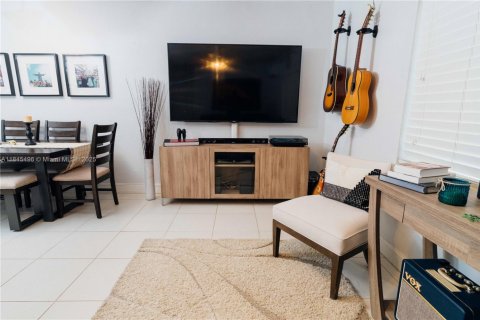 Condo in South Miami, Florida, 1 bedroom  № 1871809 - photo 2