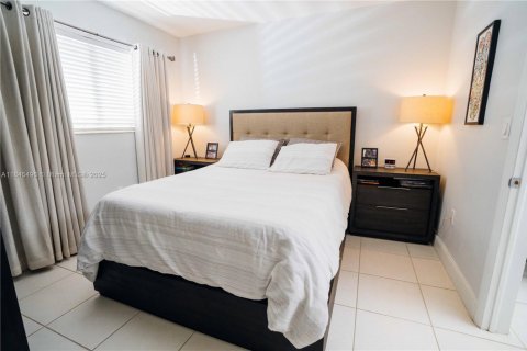 Condo in South Miami, Florida, 1 bedroom  № 1871809 - photo 14