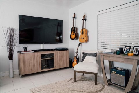 Condo in South Miami, Florida, 1 bedroom  № 1871809 - photo 1