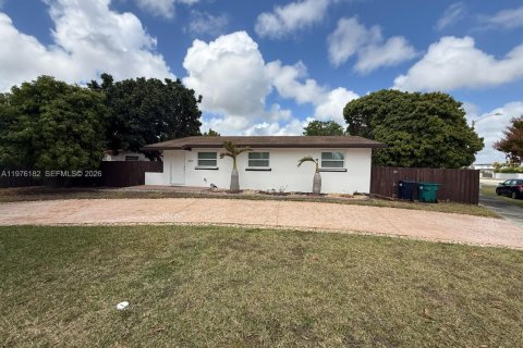 House in Miami, Florida 4 bedrooms, 156.08 sq.m. № 2040599