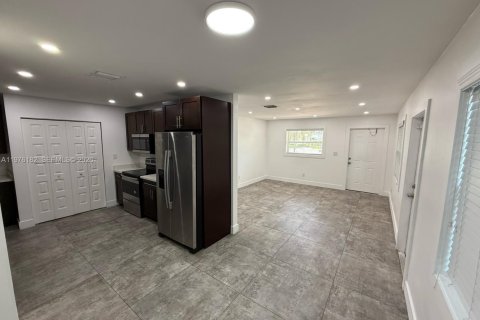 Casa en venta en Miami, Florida, 4 dormitorios, 156.08 m2 № 2040599 - foto 3