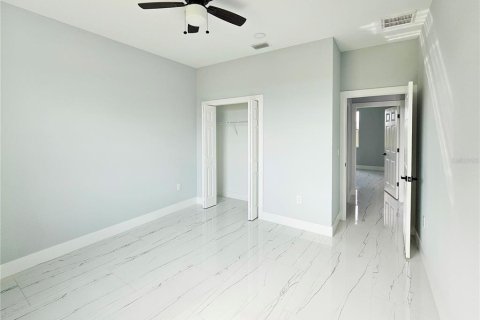 House in Lehigh Acres, Florida 3 bedrooms, 139.17 sq.m. № 1421310 - photo 12