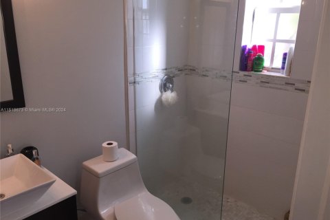 Condo in Miami Beach, Florida, 1 bedroom  № 1868166 - photo 11