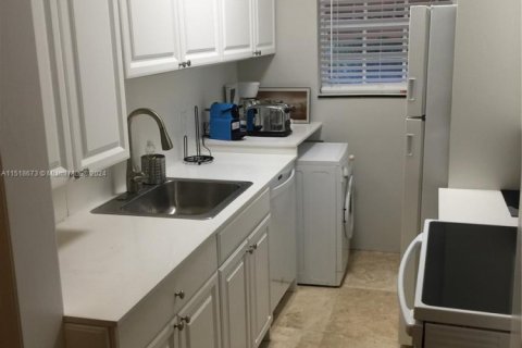 Condo in Miami Beach, Florida, 1 bedroom  № 1868166 - photo 9