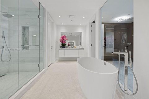 Condominio en alquiler en Miami, Florida, 4 dormitorios, 327.39 m2 № 2010730 - foto 24