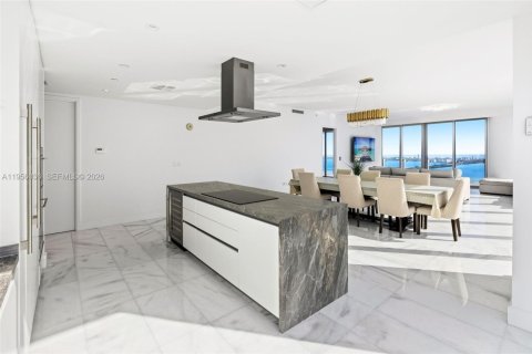 Condominio en alquiler en Miami, Florida, 4 dormitorios, 327.39 m2 № 2010730 - foto 9