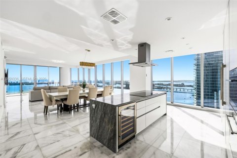 Condominio en alquiler en Miami, Florida, 4 dormitorios, 327.39 m2 № 2010730 - foto 4