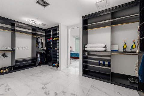 Condominio en alquiler en Miami, Florida, 4 dormitorios, 327.39 m2 № 2010730 - foto 28